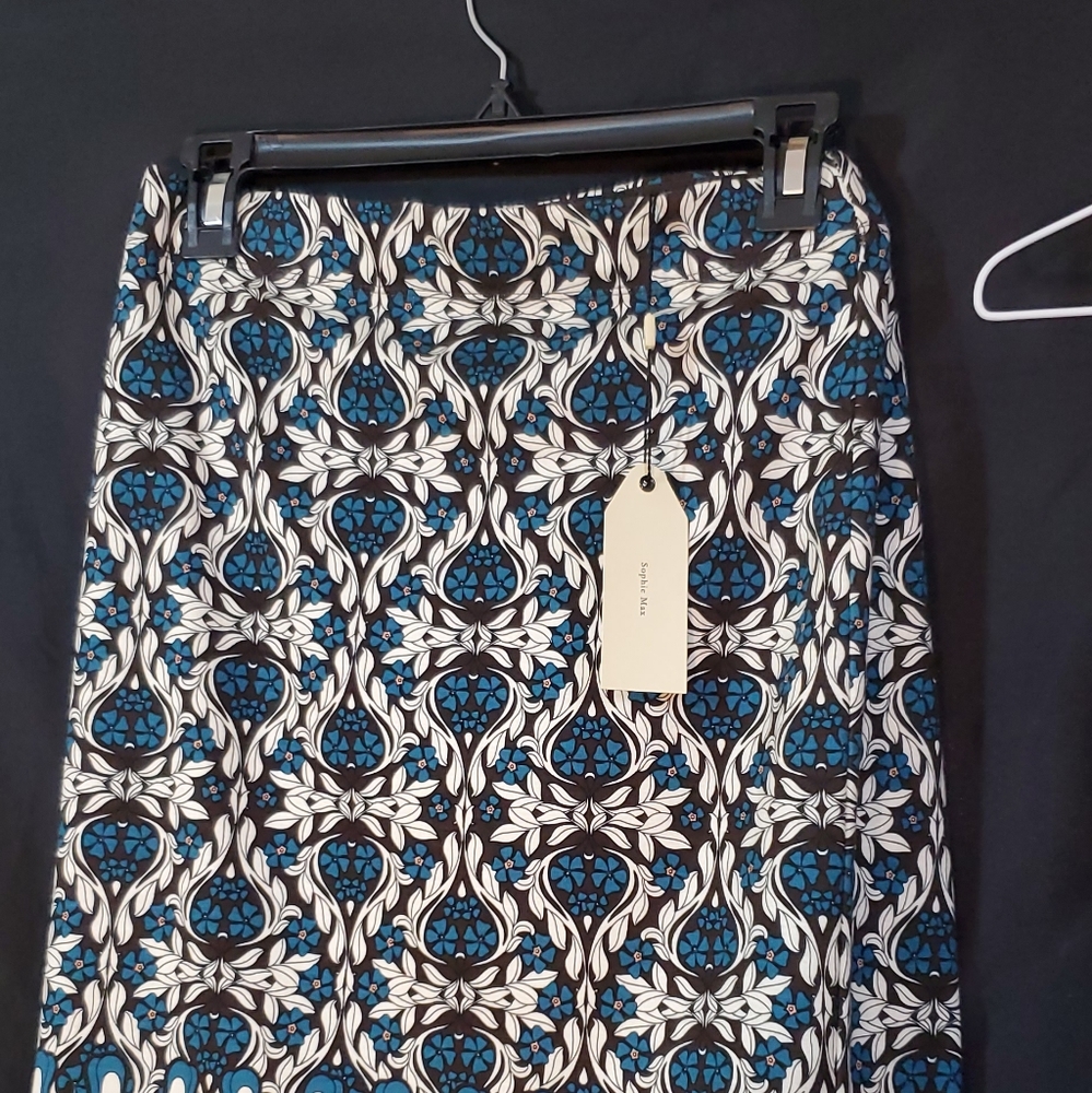 Beautiful NWT intricate floral design skirt, sophie max m